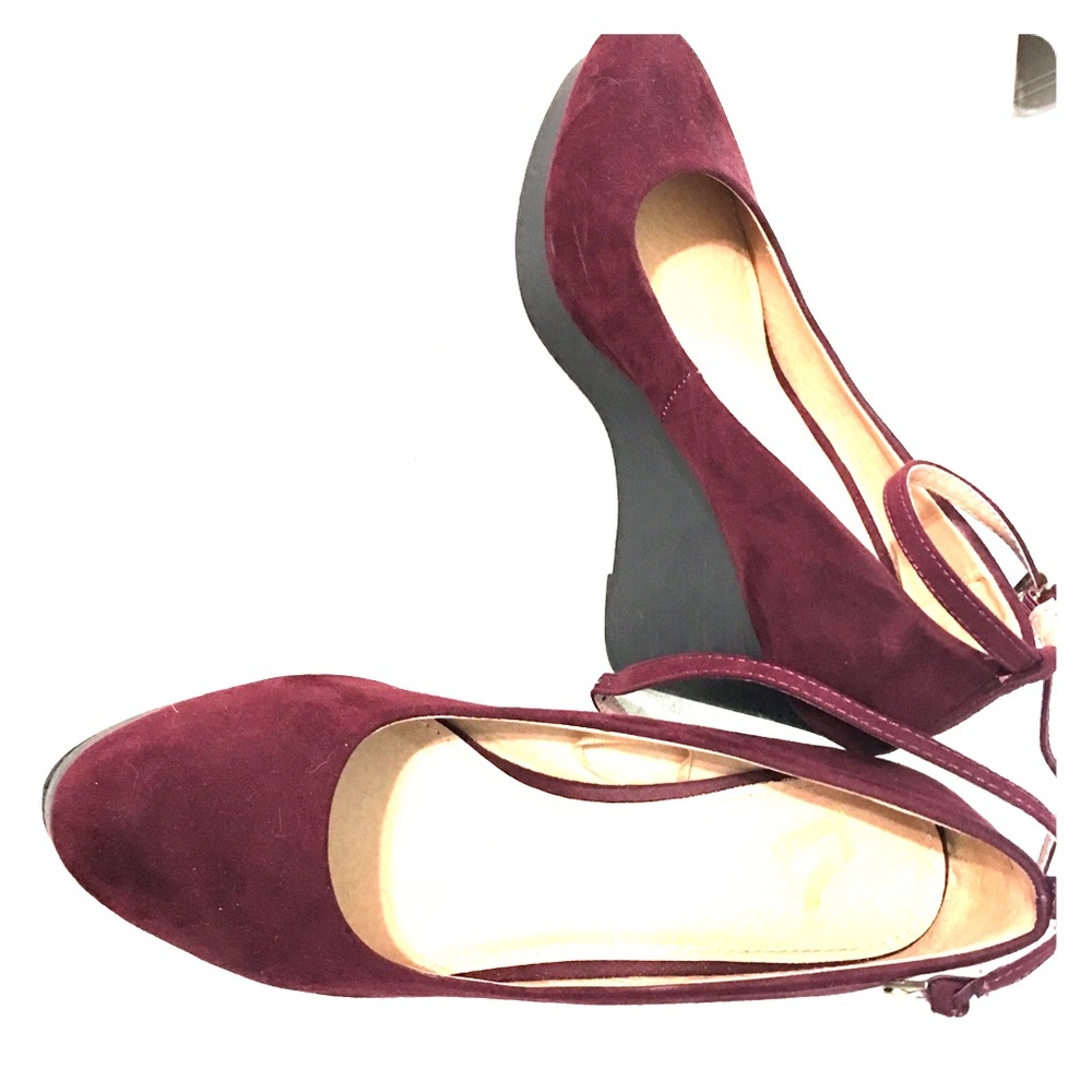 Report burgundy wedges sized 7.5